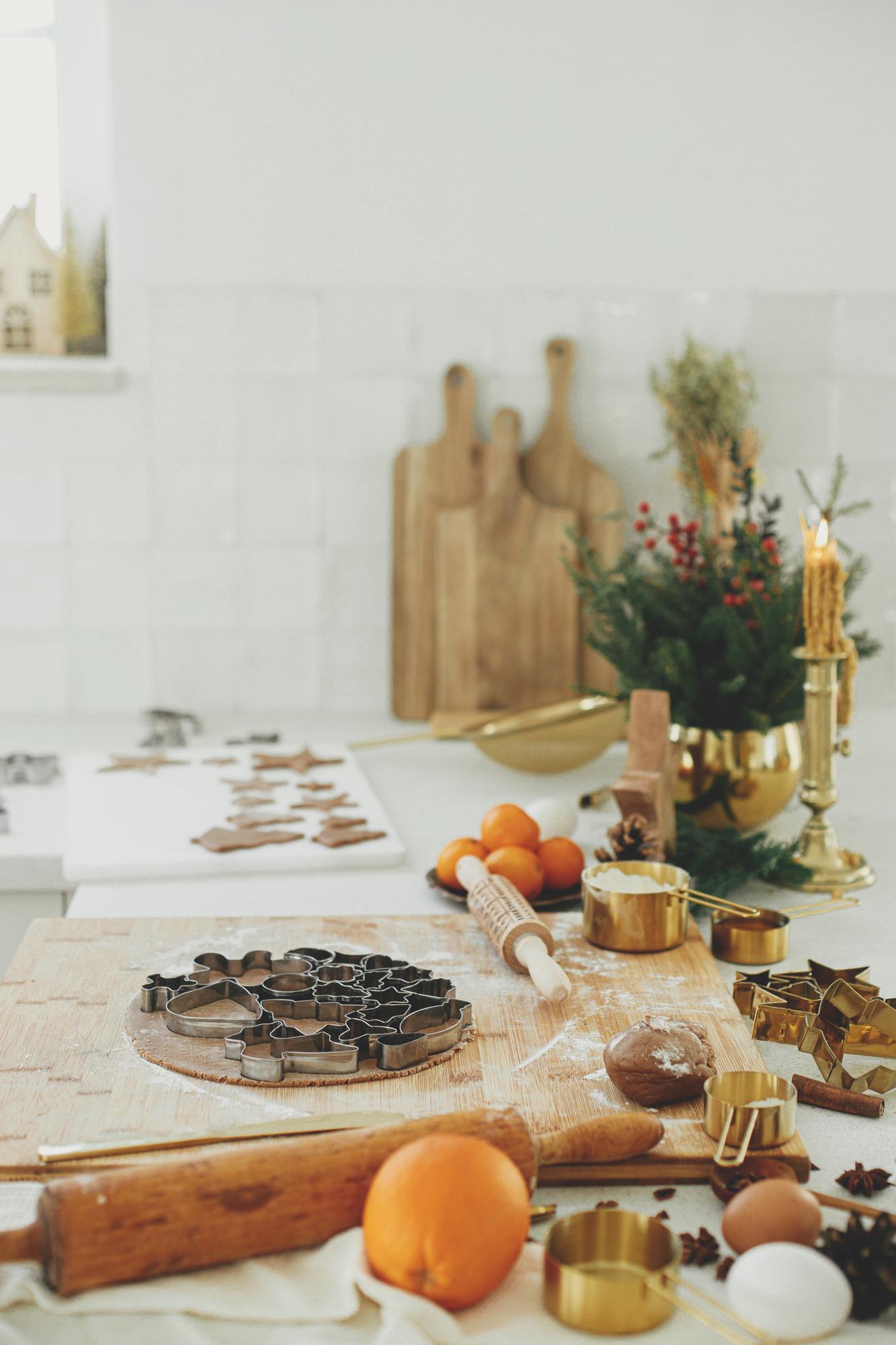 Interno dello studio di cucina con bancone e luci calde